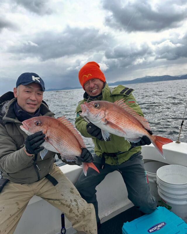 2024年3月8日（土）
出船8時-16時
水深100m-140m
出船人数6名 小潮
ディープタイラバ・タイジグ便

本日は1ヶ月以上ぶりの出船！ディープタイラバで深ーいところのタイラバ・タイジグ便！久しぶりすぎてイメージも湧かないまま魚探に映るベイトをチェックして良さげなところからスタートフィッシング👍

今日は多くを語らなくても良い日！
朝イチから全員ヒットも有り、タモ入れで息切れ＆汗かきましたw
結果としてはお昼頃まではラッシュも入り船中6名で53枚でした😂
小さくても40㎝台、ほぼ50-60㎝台の良型が釣り上がりました🙆‍♂️
お昼過ぎから、マフグ、レンコ、アラなどが釣れてきてからは失速気味になりましたがツヌケ3名と全員最高記録になり喜んでもらえたのがこちらも嬉しい1日になりました😊

本日はRDR号ご乗船いただきありがとうございました😊
ジグでも釣れましたが圧倒的にタイラバの釣果が上回りましたwジグはバラシが多かったですね！理由はあると思いますが、それを考えてるのも釣りの一部ですからその答えはあると思いますよ🙆‍♂️

#酒田遊漁船rdr 
#ディープタイラバ
#タイジグ
#タイラバ
#マダイ
#お客様に感謝